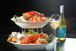 What wine to drink with seafood? Rules on the dining table