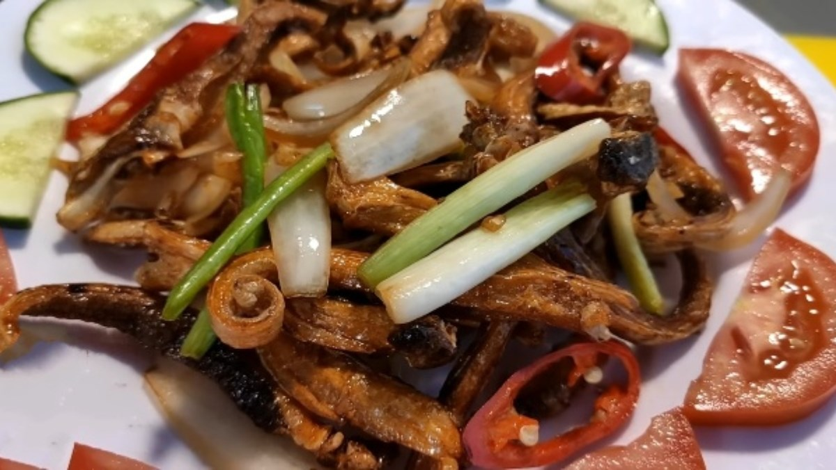 huong-dan-cach-nau-kho-ca-duoi-chien-nuoc-mam