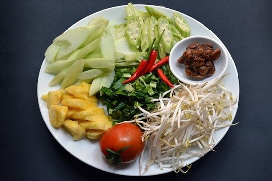 Nguyên liệu nấu món canh chua cá hồi