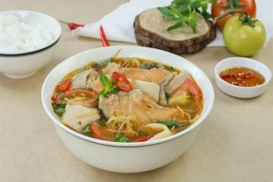 Cách nấu canh chua cá hồi không tanh thơm ngon tại nhà