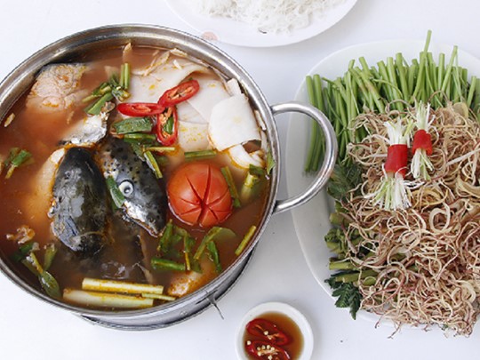 Lẩu cá hồi măng chua