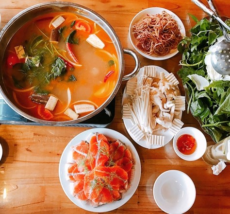 Lẩu cá hồi chua cay