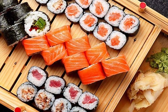 Sushi cá hồi chuẩn vị Nhật