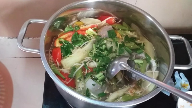 mon-ca-cam-nau-canh-chua