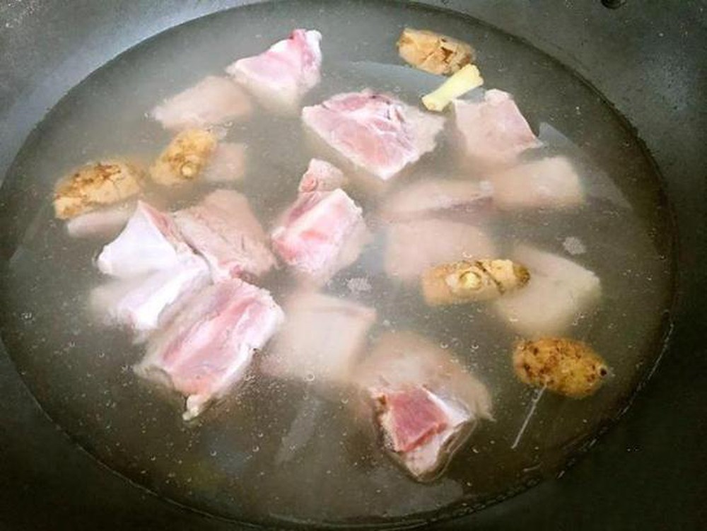 can-thuong-xuyen-vot-bot-de-tranh-cho-nuoc-ham-xuong-bi-duc