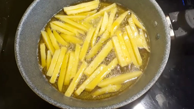 chien-khoai-tay-trong-chao-dau-nong-den-khi-vang-deu-thi-tat-bep