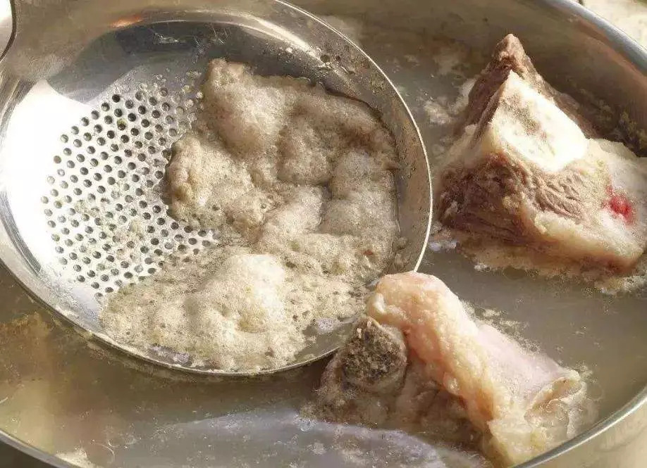 thuong-xuyen-vot-bot-giup-tranh-cho-noi-nuoc-ham-xuong-bi-duc