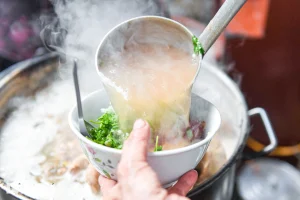 Nấu nước dùng ngon nên dùng xương gà, xương heo hay xương bò?